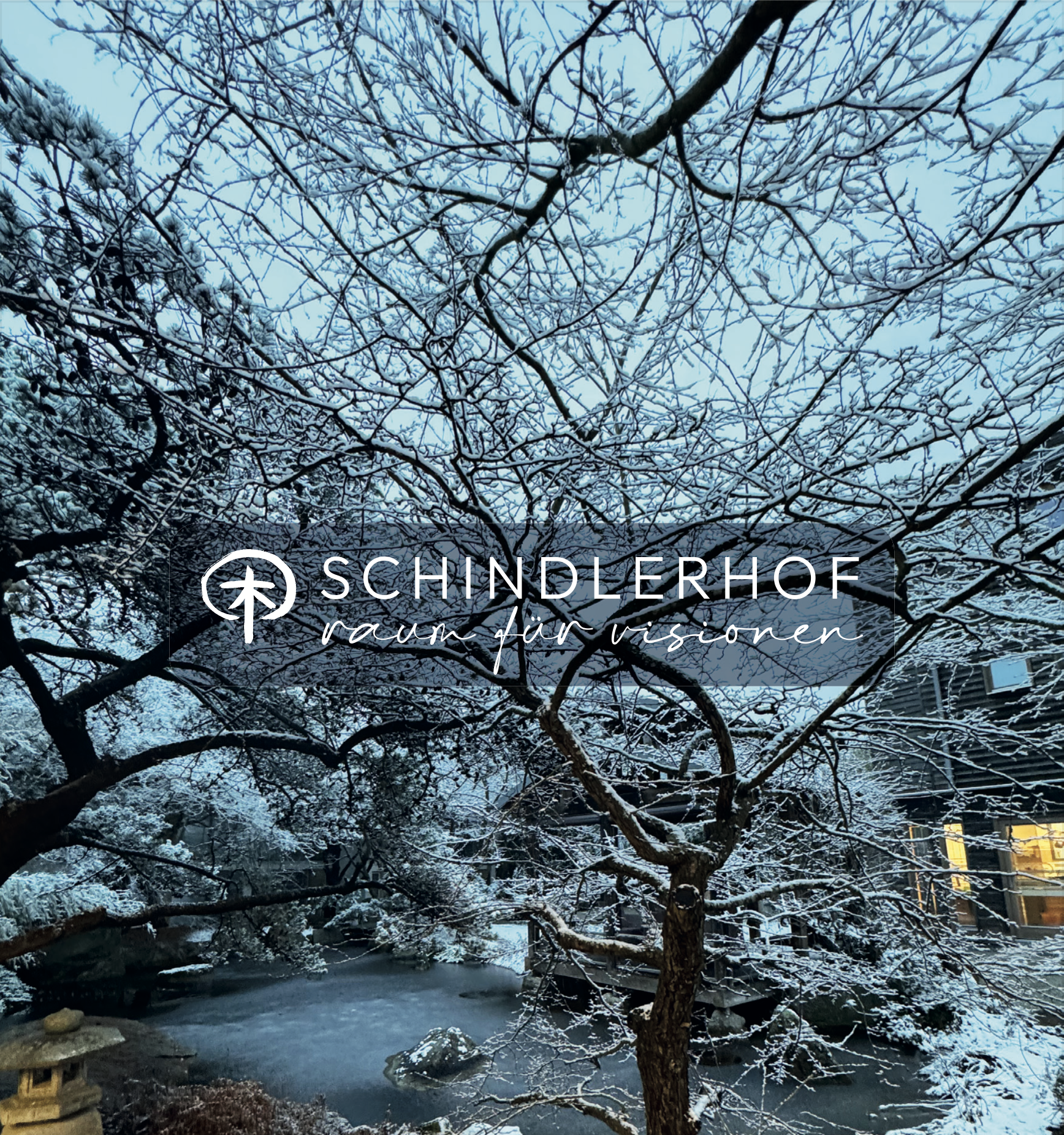 Schindlerhof Moderne Holzfassade des Schindlerhof-Gebäudes mit orangenem Akzent und umgebendem Grün